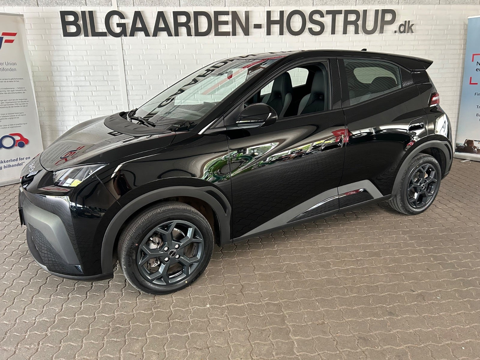 Sort BYD Dolphin Surf fra 2025 set udefra