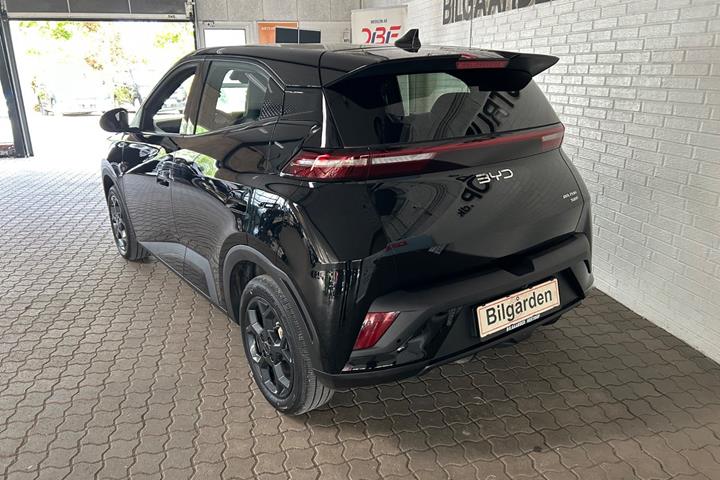 Sort BYD Dolphin Surf fra 2025 set udefra