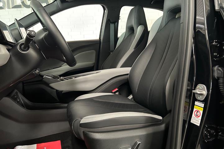 Sort BYD Dolphin Surf fra 2025 set indefra