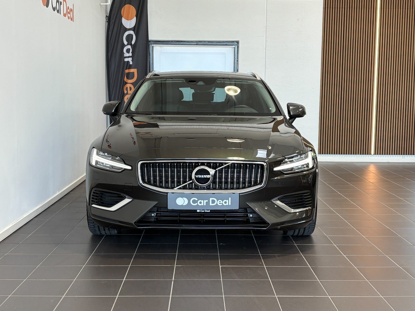 Grå Volvo V60 fra 2022