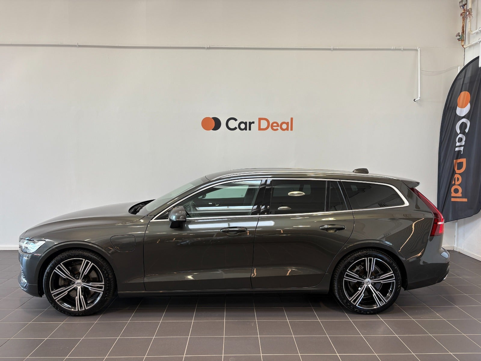 Grå Volvo V60 fra 2022