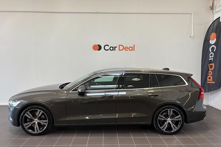Grå Volvo V60 fra 2022