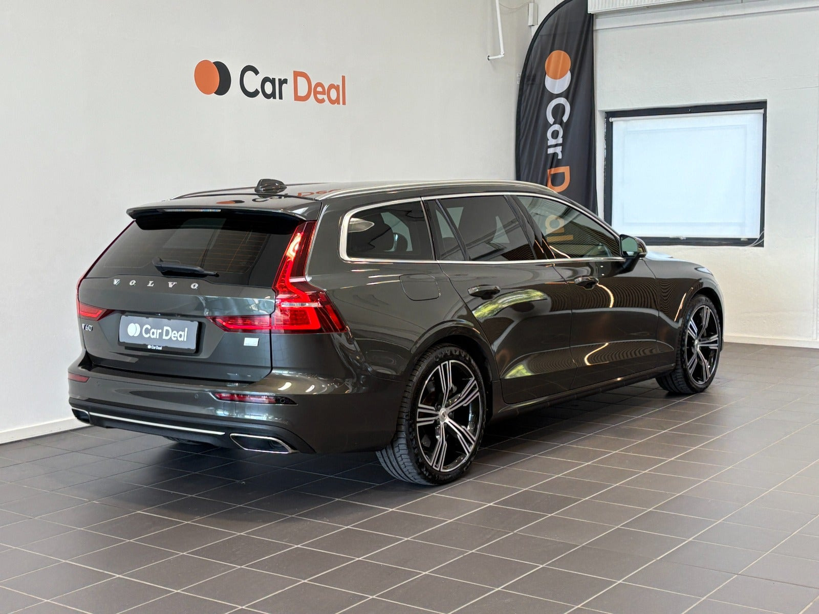 Grå Volvo V60 fra 2022
