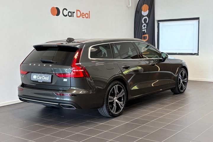 Grå Volvo V60 fra 2022