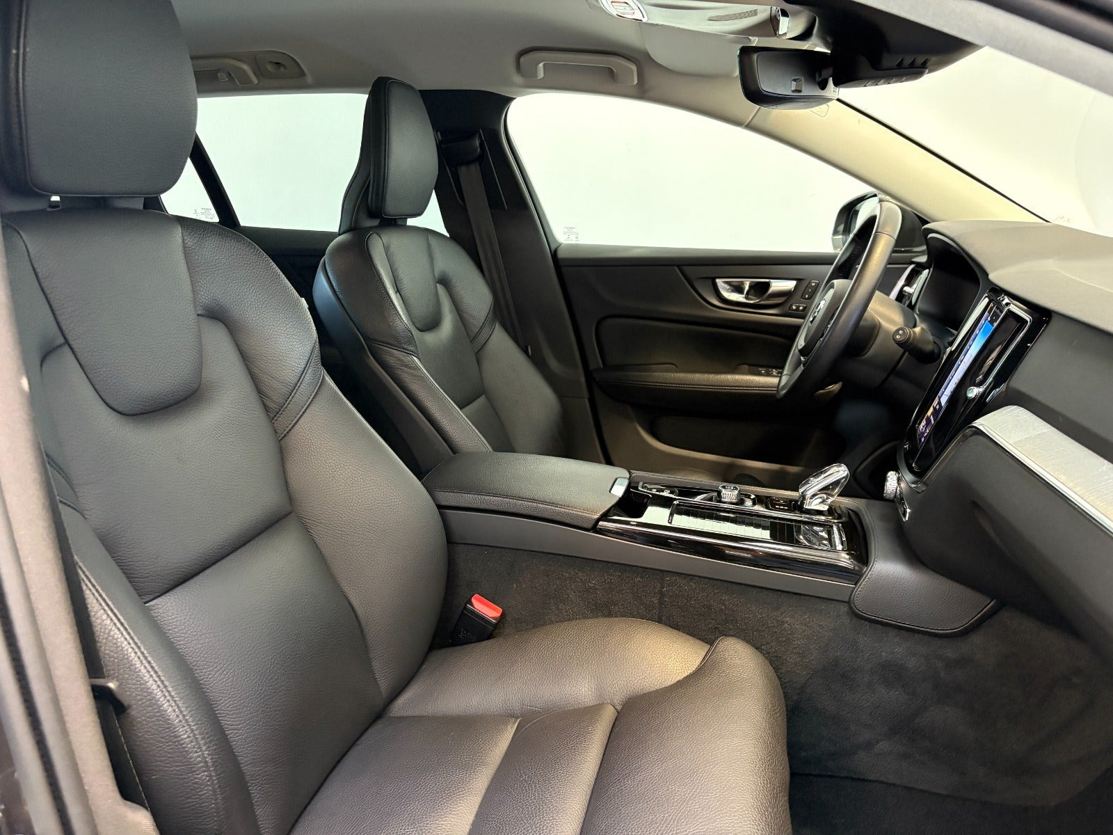 Grå Volvo V60 fra 2022