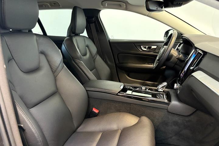 Grå Volvo V60 fra 2022
