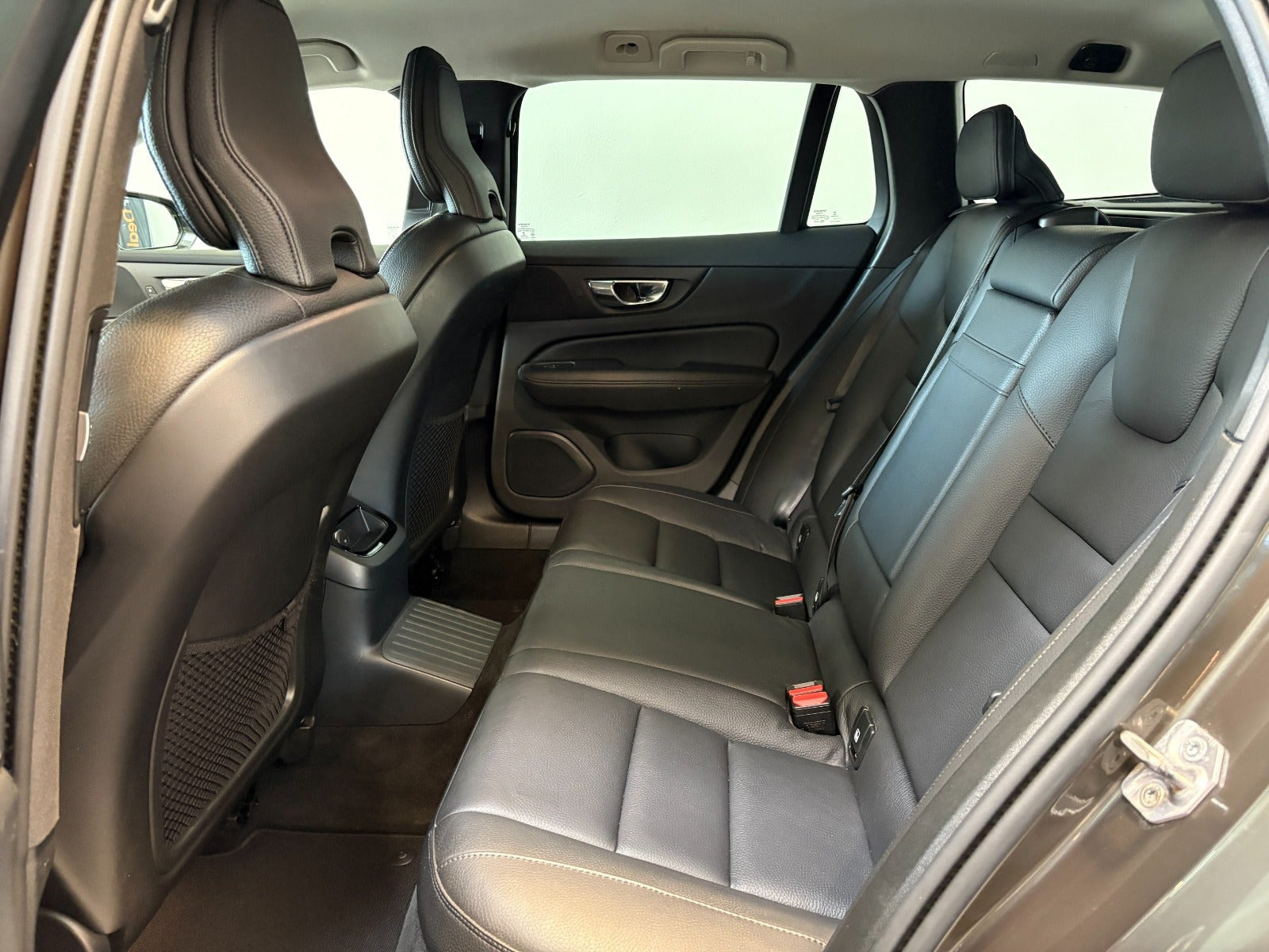 Grå Volvo V60 fra 2022