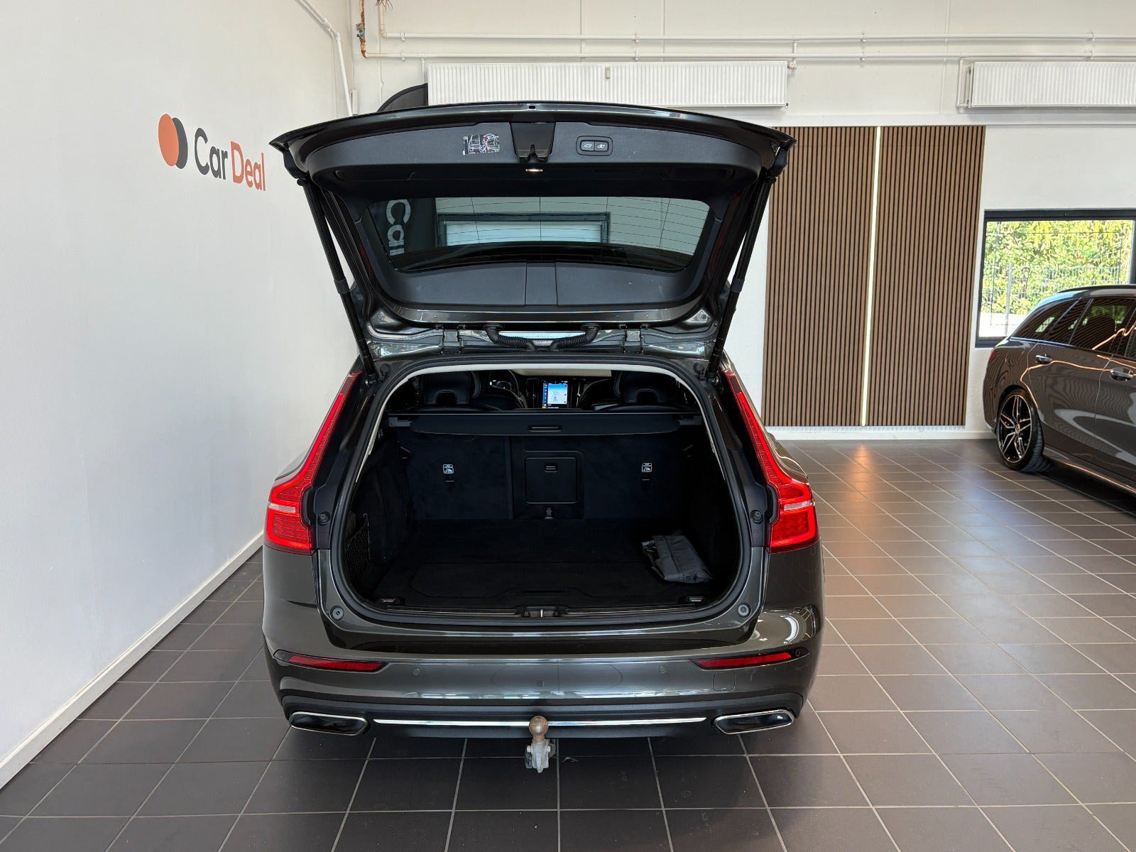 Grå Volvo V60 fra 2022