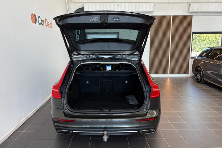 Grå Volvo V60 fra 2022