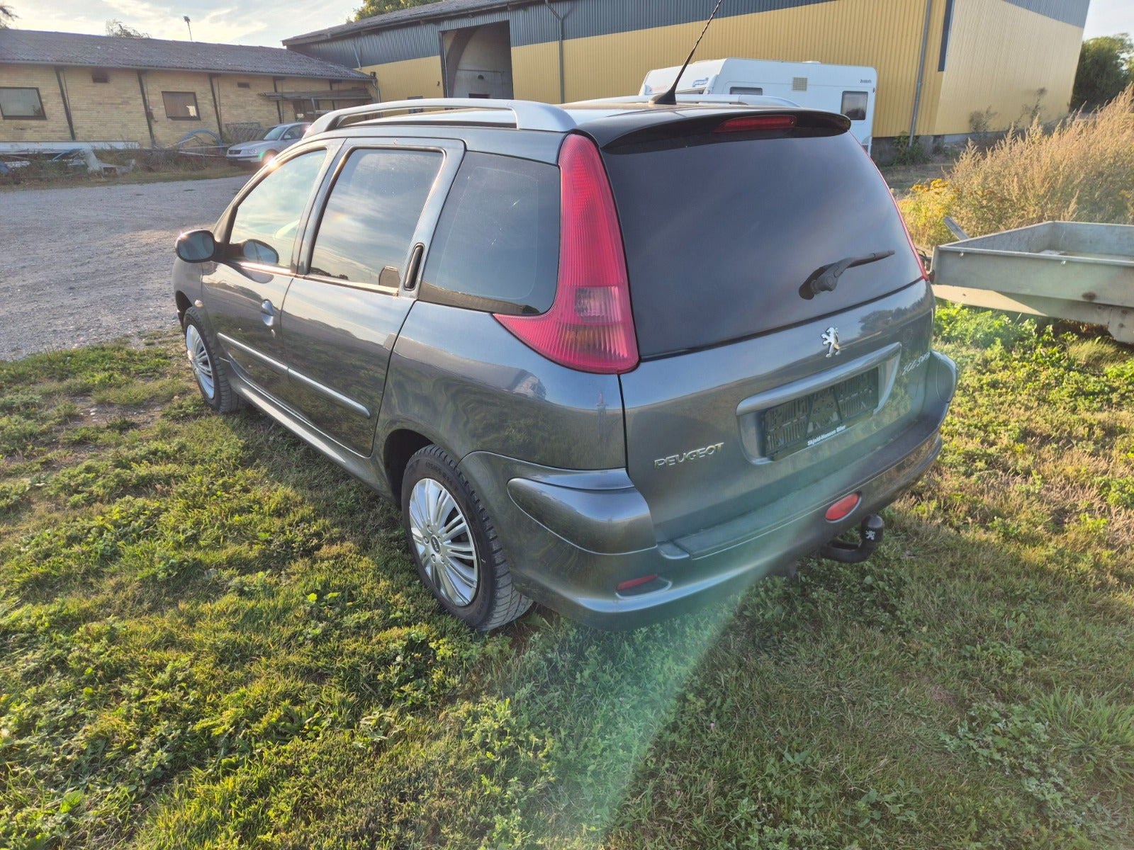 Grå Peugeot 206 fra 2006