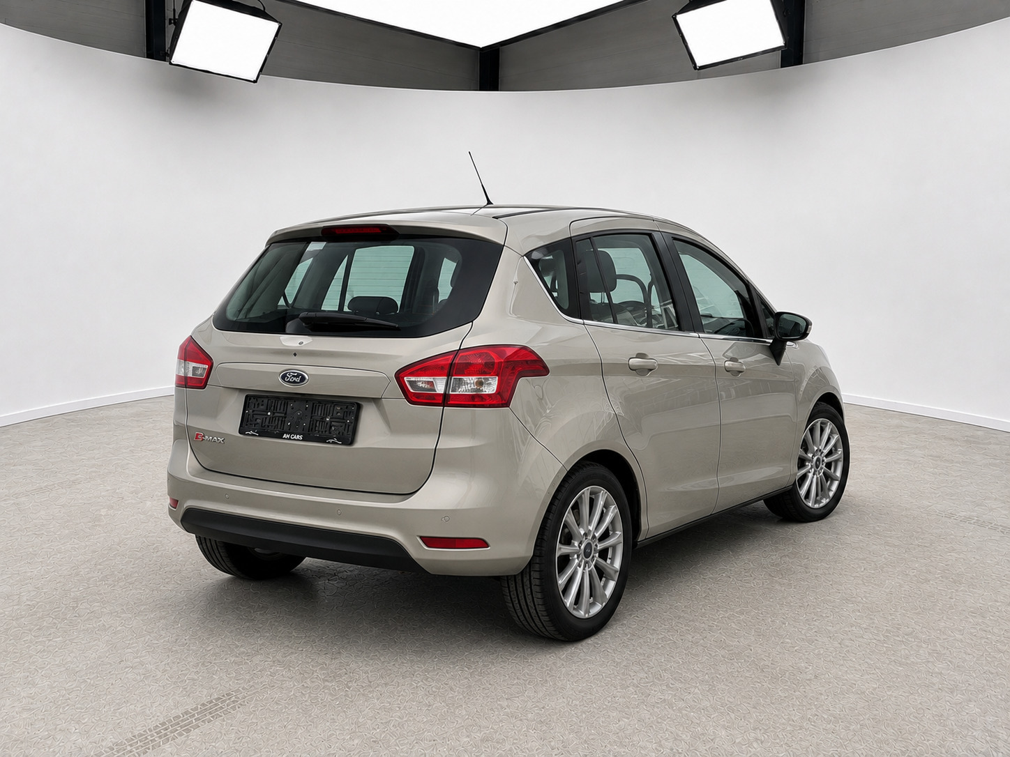 Beige Ford B-MAX fra 2015