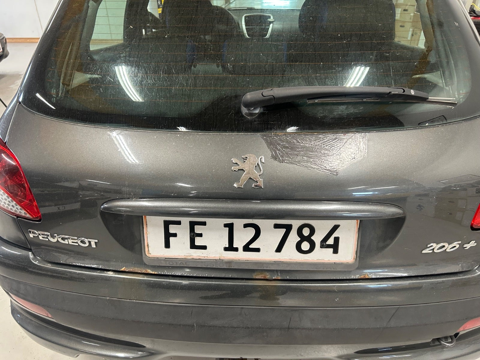 Grå Peugeot 206+ fra 2012