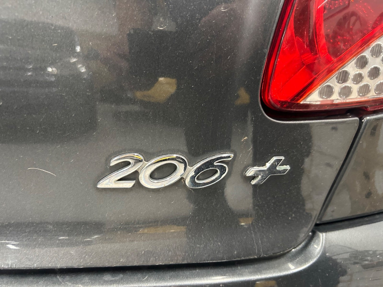 Grå Peugeot 206+ fra 2012