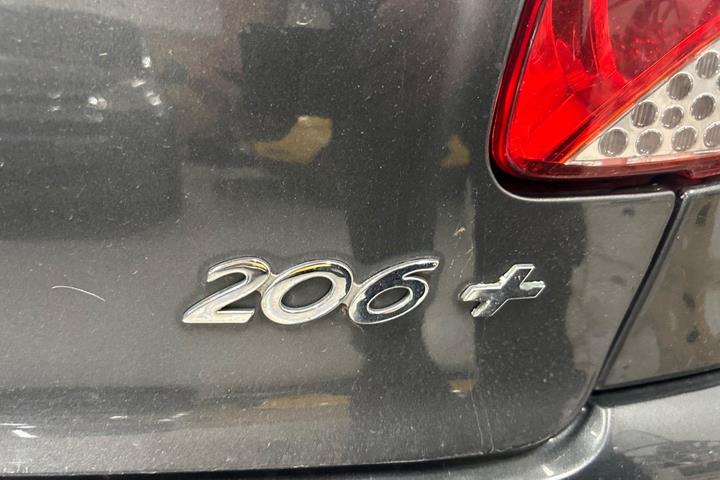 Grå Peugeot 206+ fra 2012
