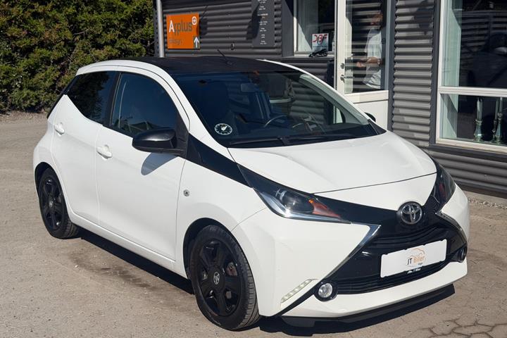 Hvid Toyota Aygo fra 2015 set udefra