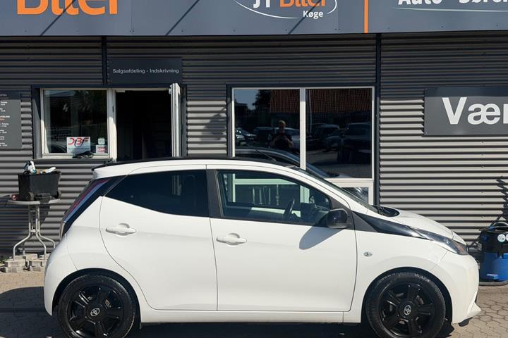Hvid Toyota Aygo fra 2015