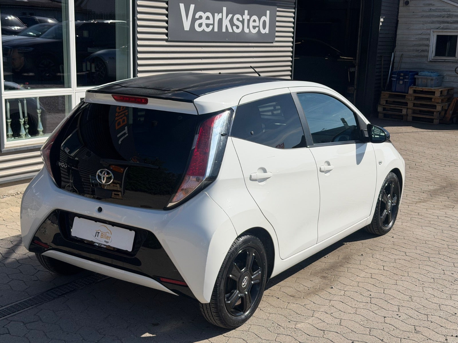 Hvid Toyota Aygo fra 2015