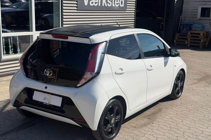Hvid Toyota Aygo fra 2015