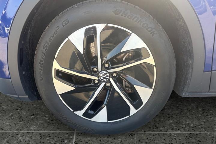 Blå VW ID.4 fra 2023