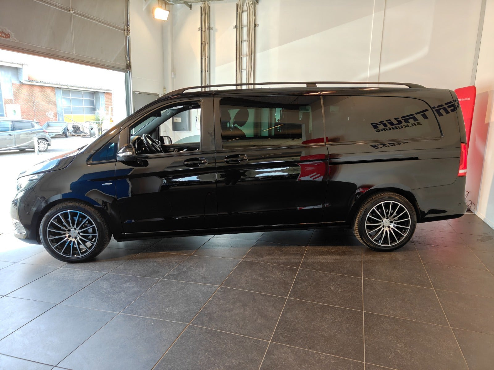 Sort Mercedes V250 d fra 2015
