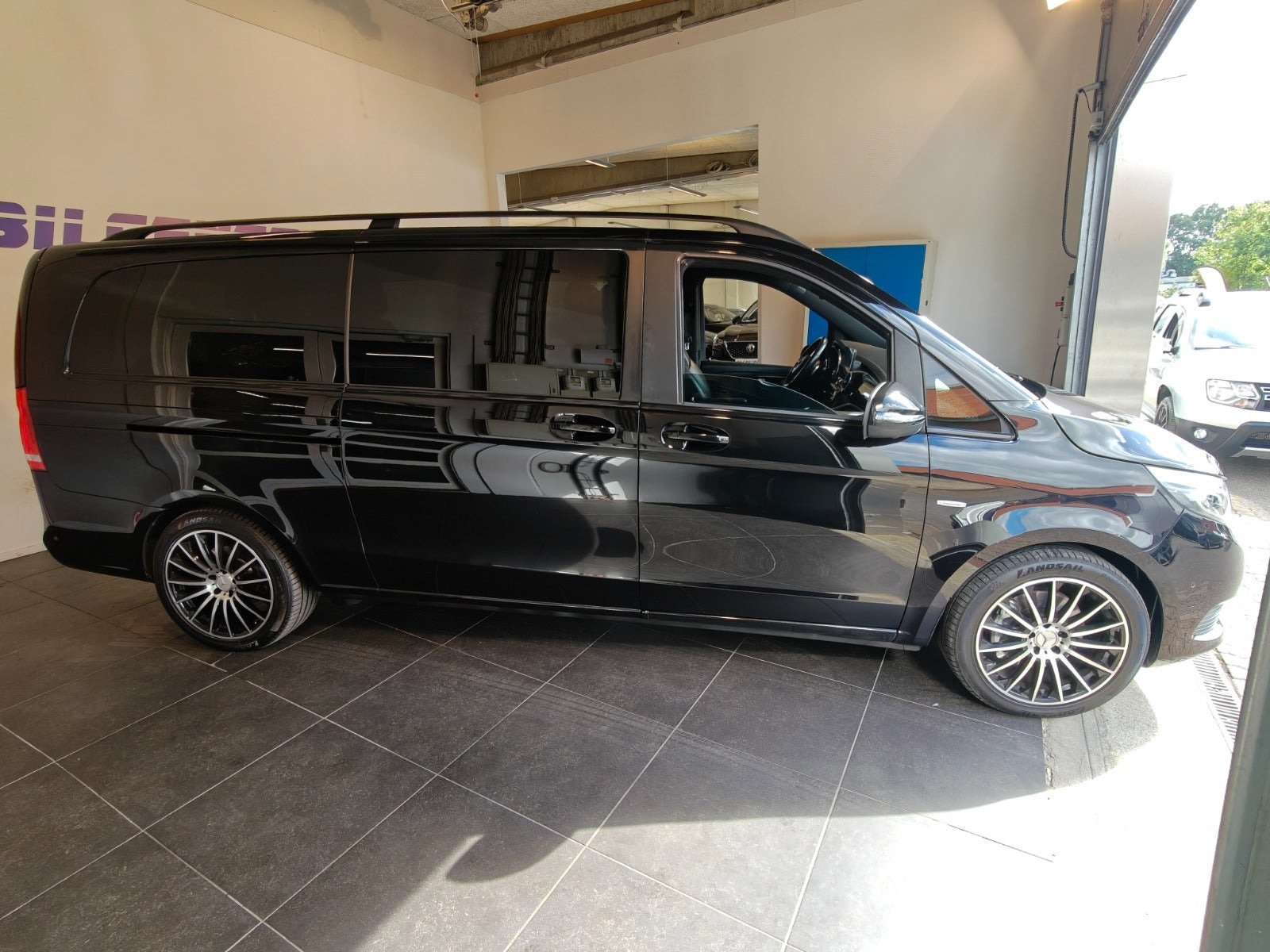 Sort Mercedes V250 d fra 2015