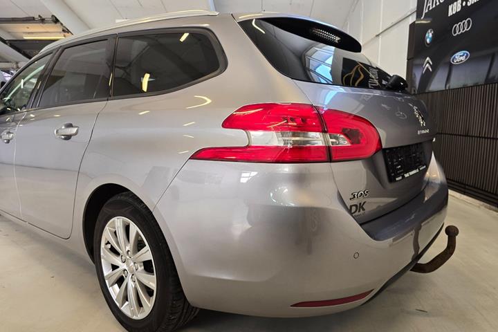 Sølv Peugeot 308 fra 2016