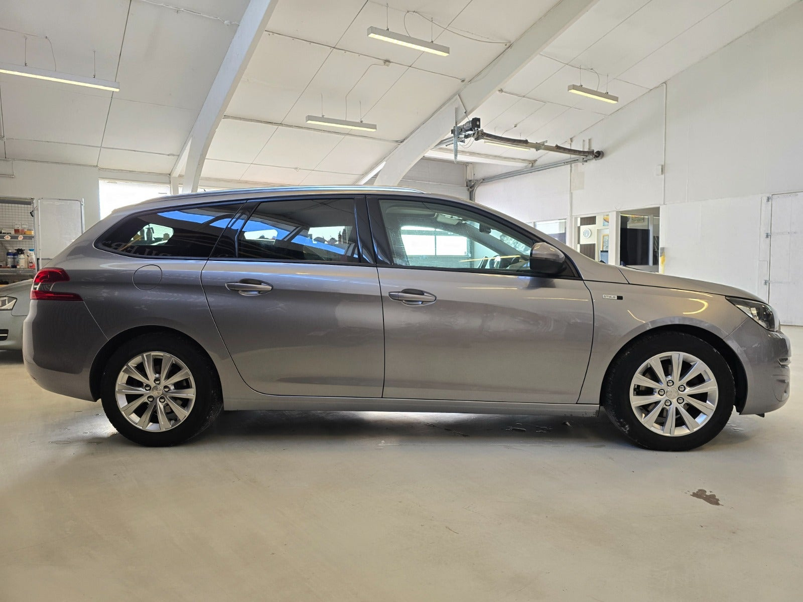 Sølv Peugeot 308 fra 2016