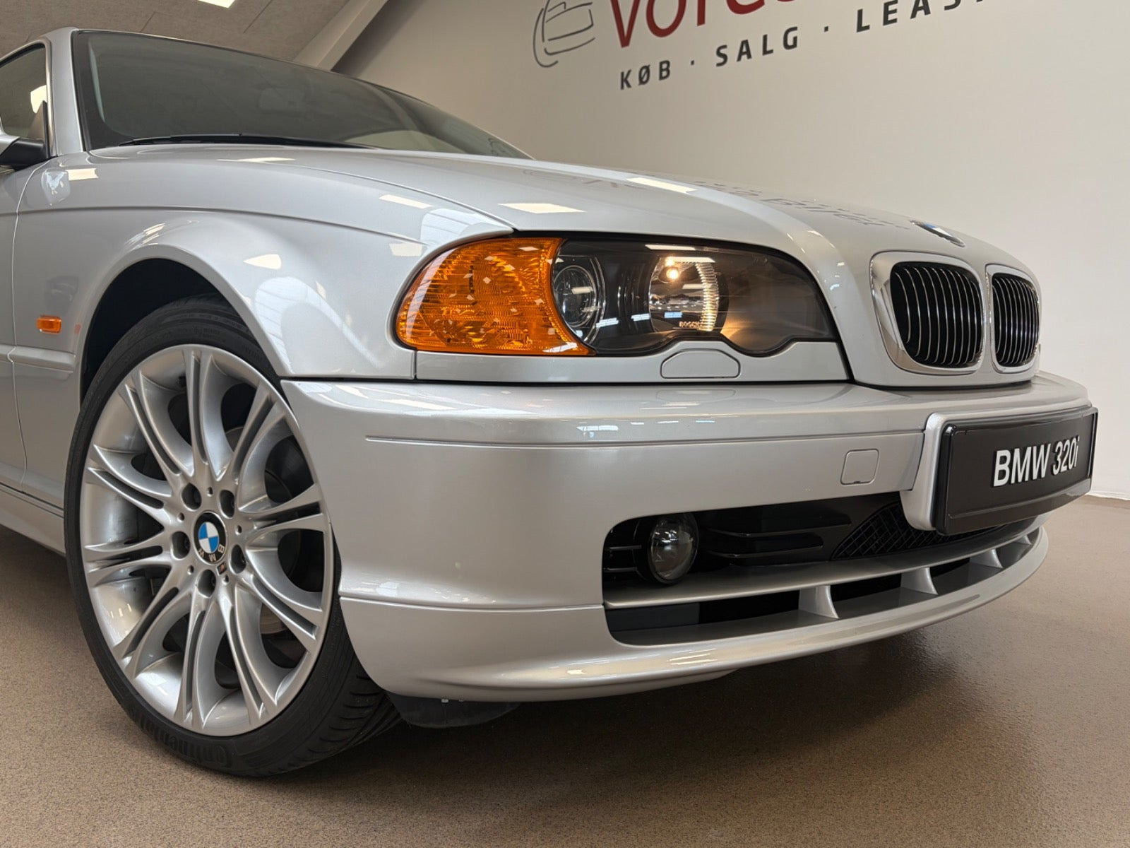 Sølv BMW 320i fra 1999