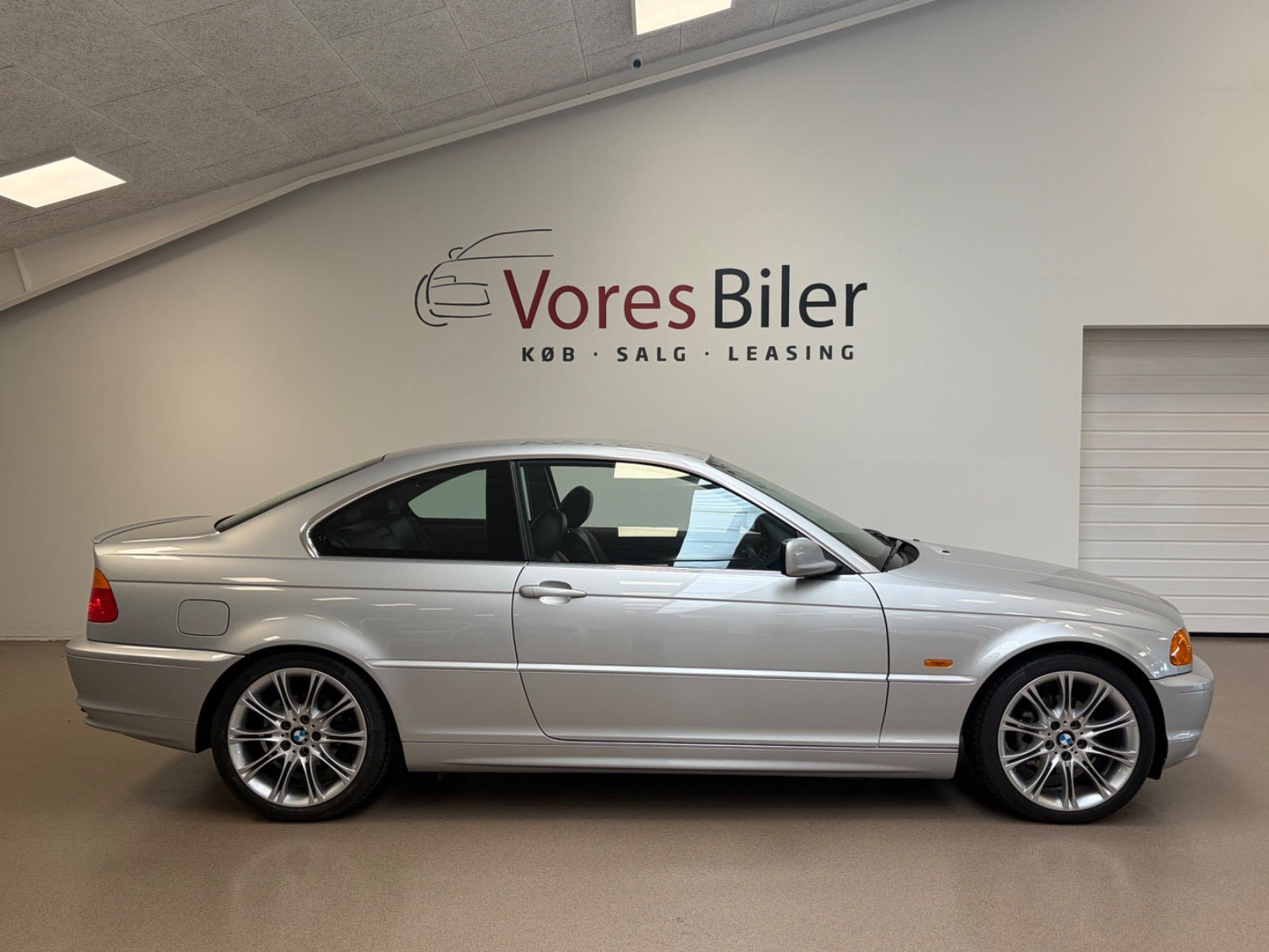 Sølv BMW 320i fra 1999