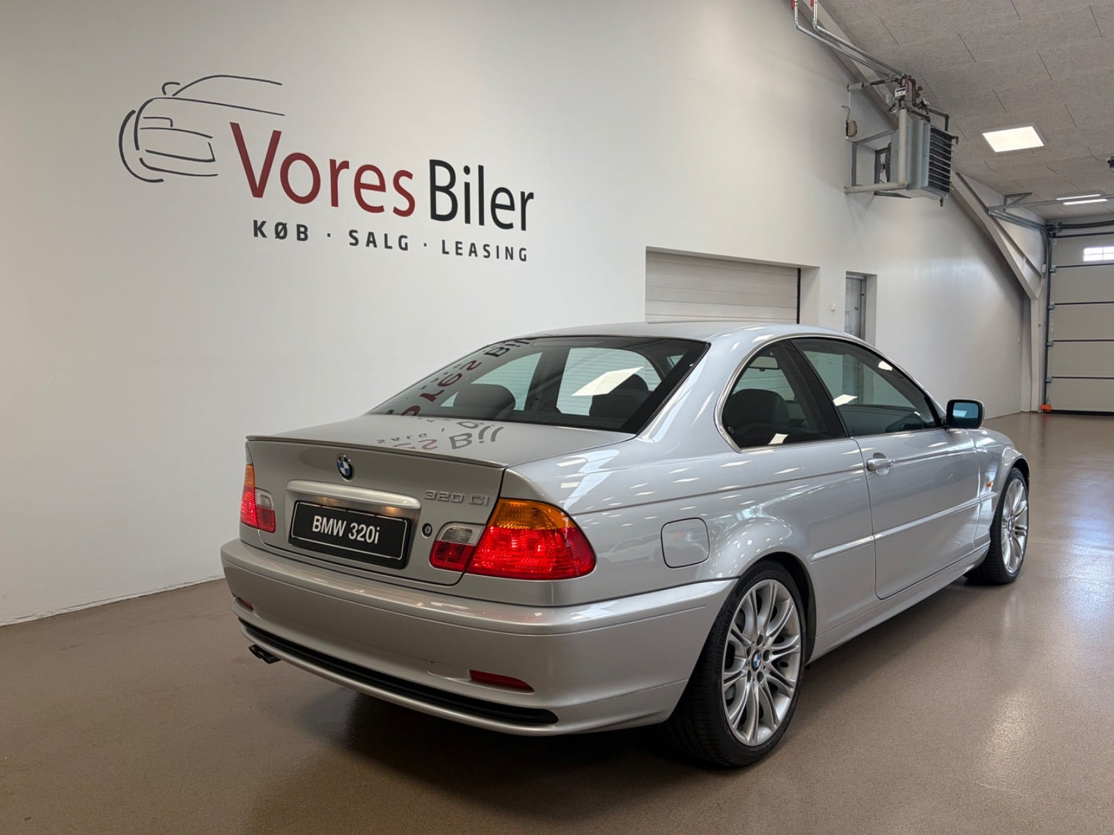 Sølv BMW 320i fra 1999