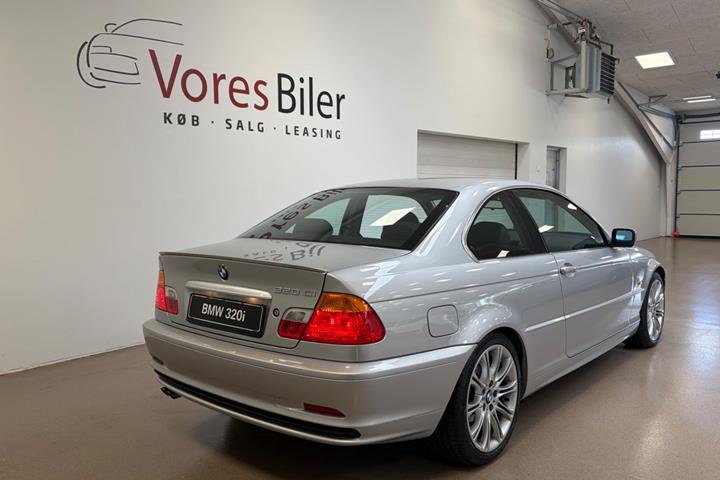 Sølv BMW 320i fra 1999