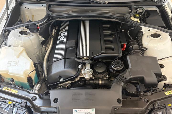 Sølv BMW 320i fra 1999