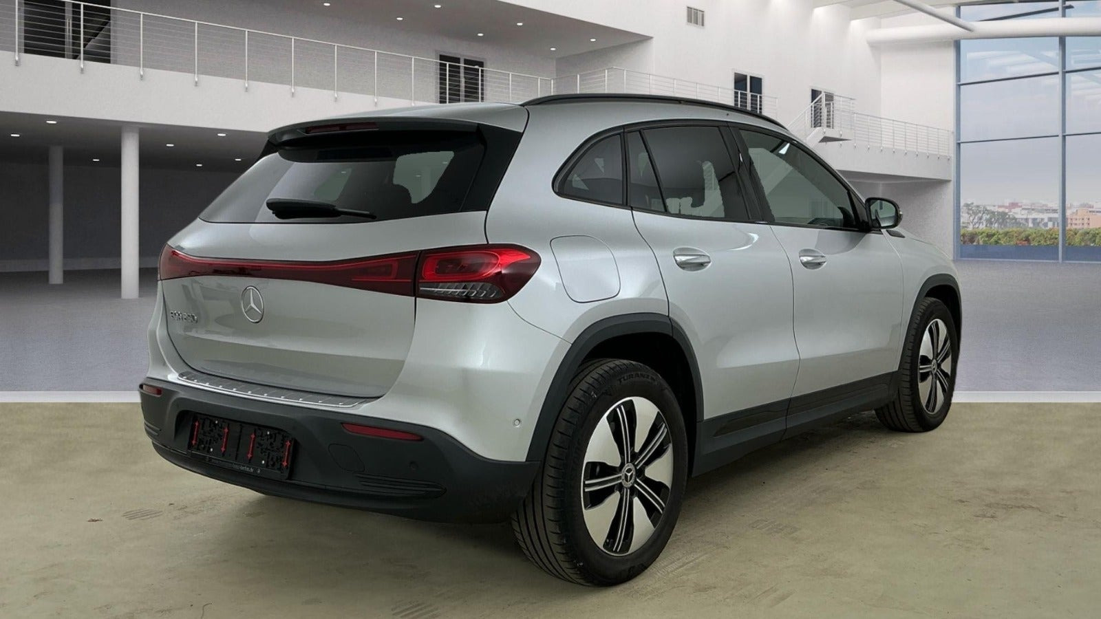 Sølv Mercedes EQA250 fra 2022