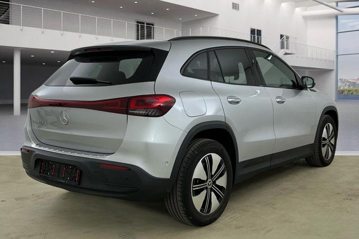 Sølv Mercedes EQA250 fra 2022