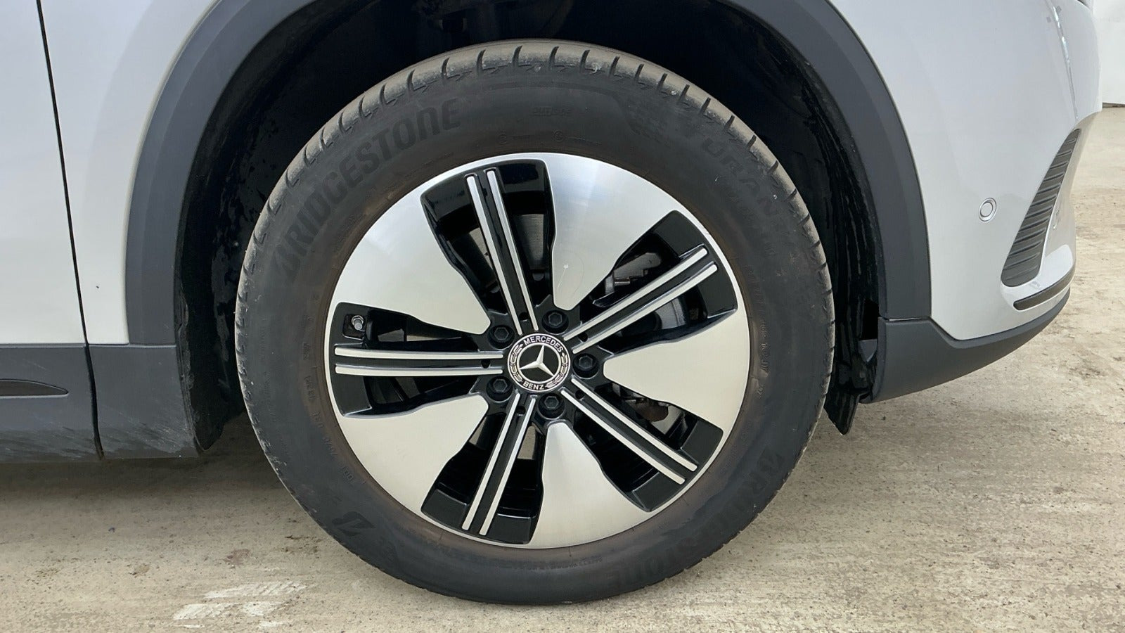 Sølv Mercedes EQA250 fra 2022