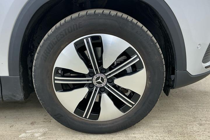 Sølv Mercedes EQA250 fra 2022