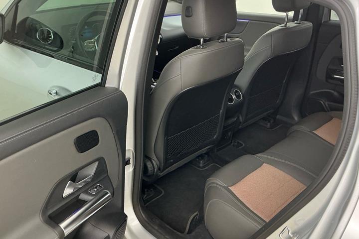 Sølv Mercedes EQA250 fra 2022