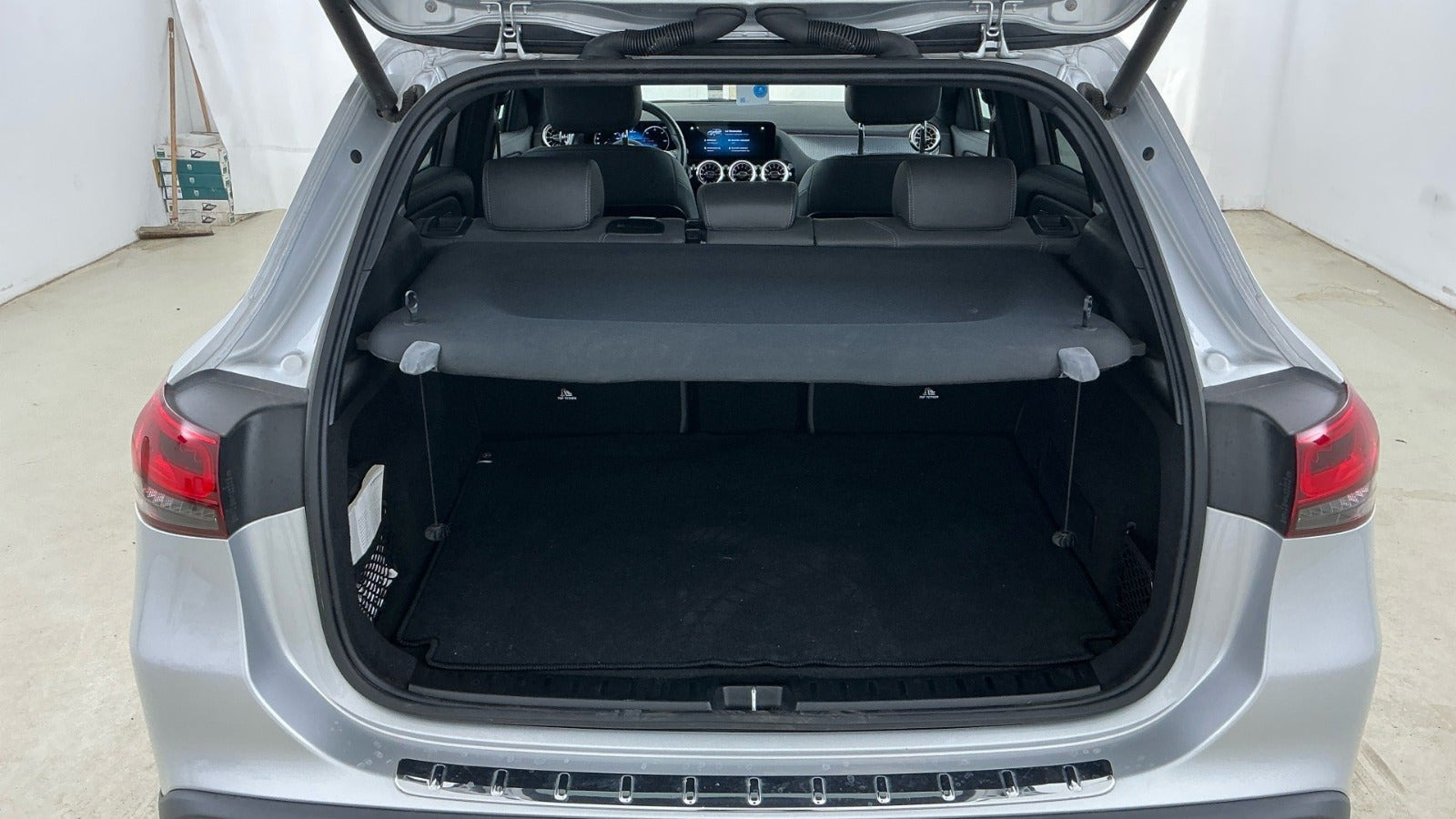 Sølv Mercedes EQA250 fra 2022