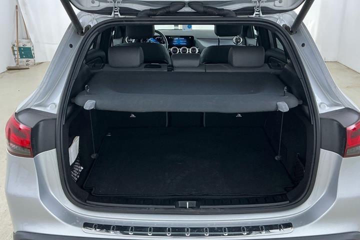 Sølv Mercedes EQA250 fra 2022