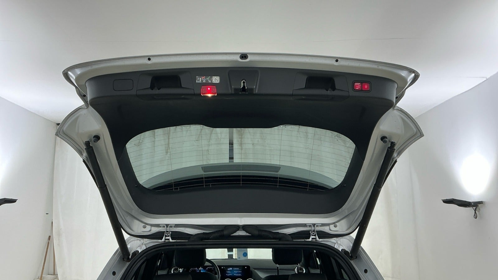 Sølv Mercedes EQA250 fra 2022