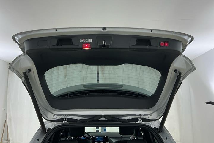 Sølv Mercedes EQA250 fra 2022