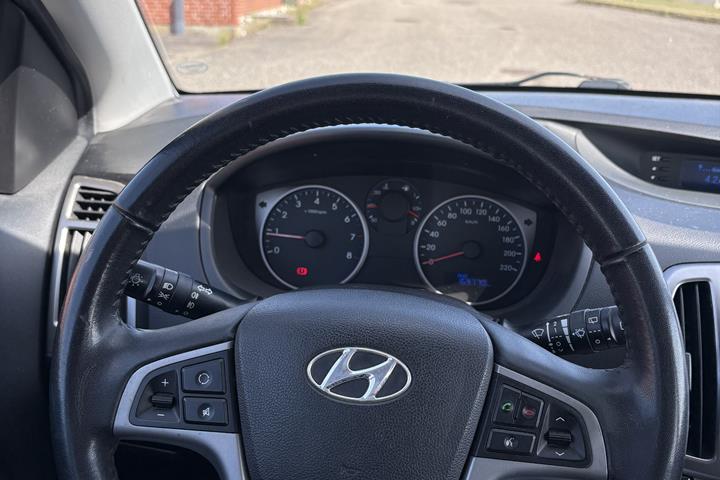 Grå Hyundai i20 fra 2013