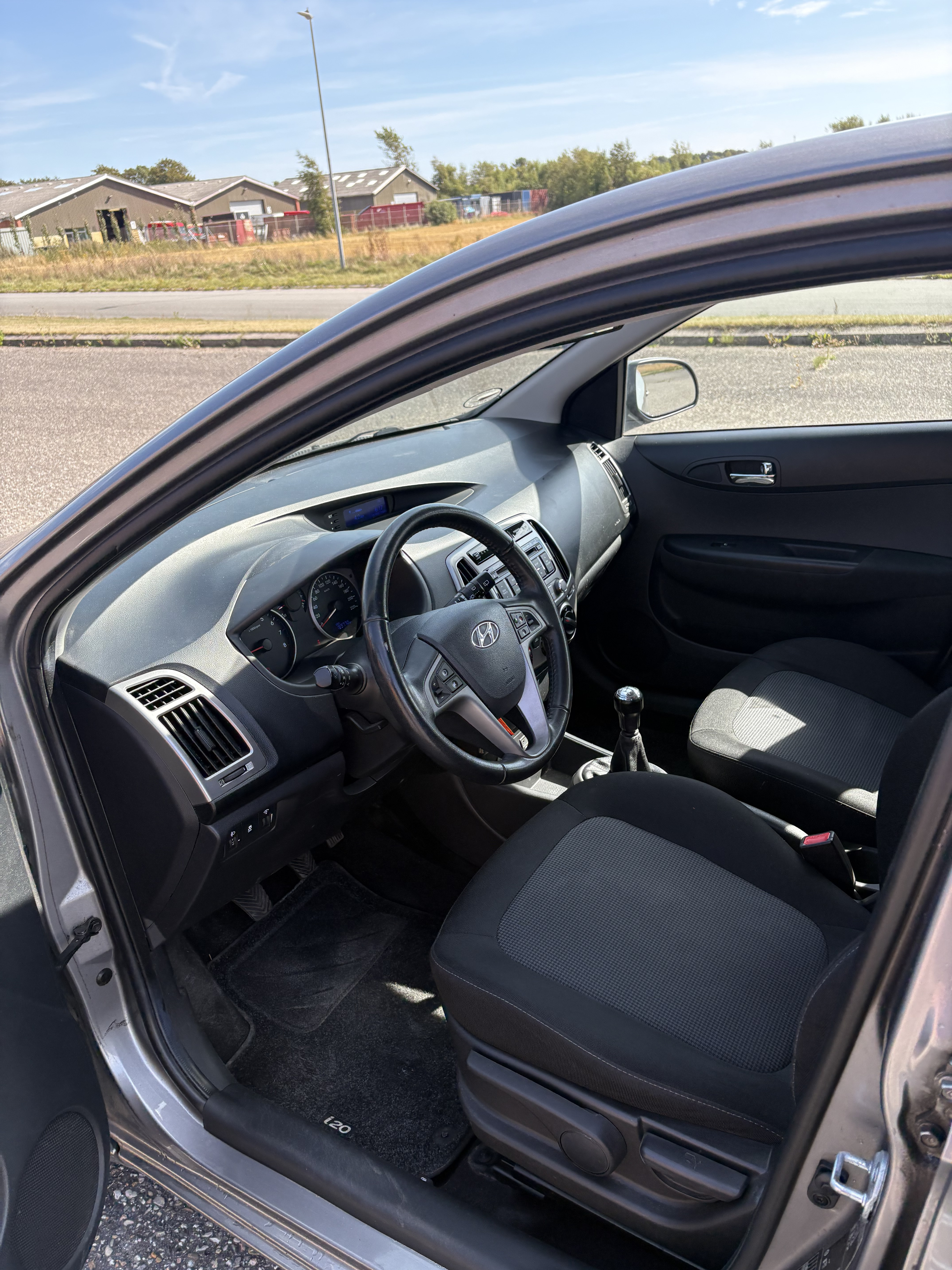 Grå Hyundai i20 fra 2013