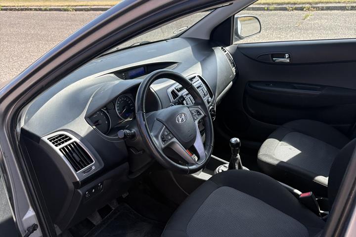 Grå Hyundai i20 fra 2013
