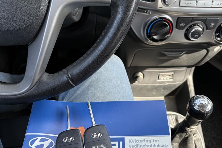 Grå Hyundai i20 fra 2013