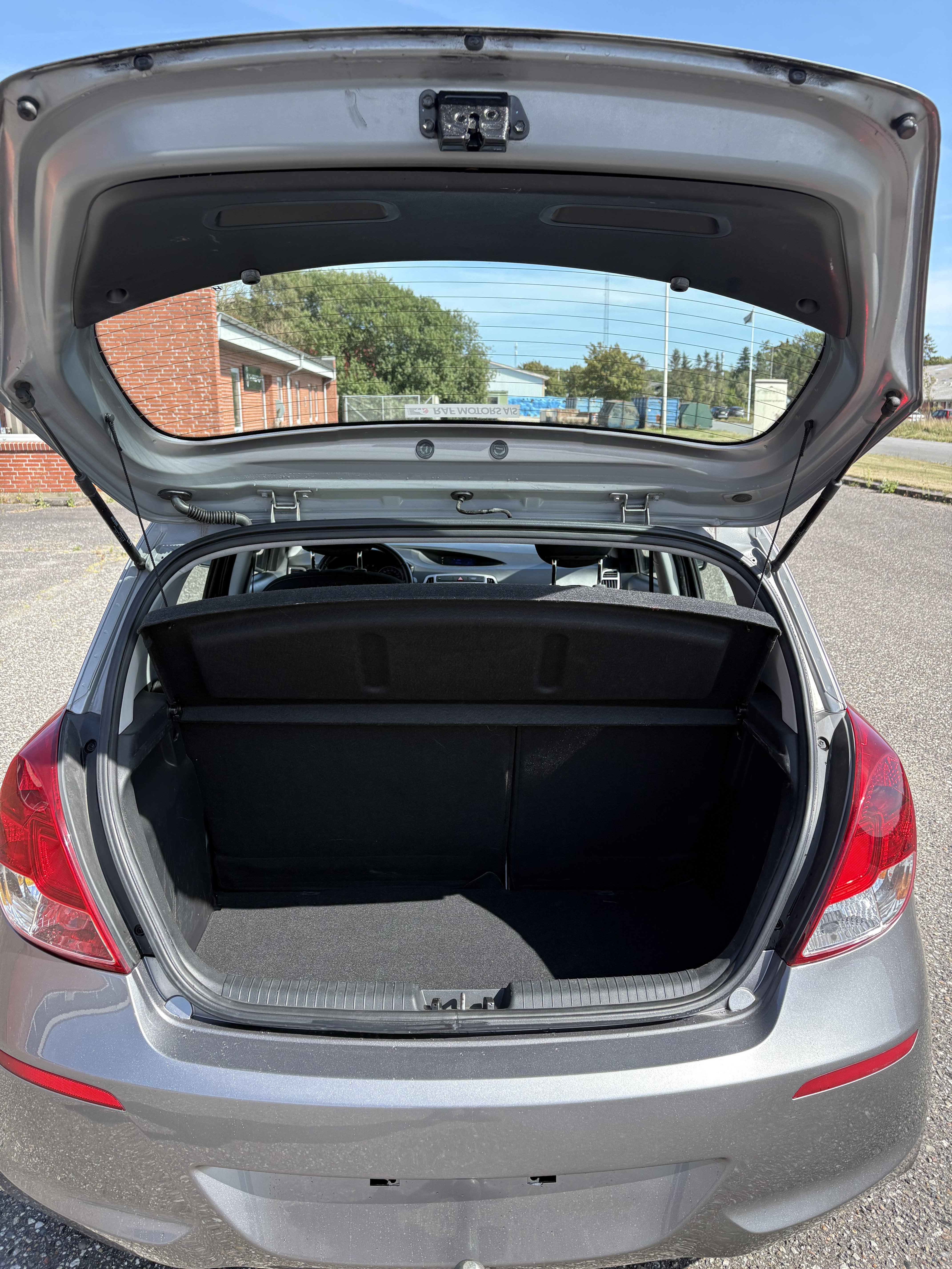 Grå Hyundai i20 fra 2013
