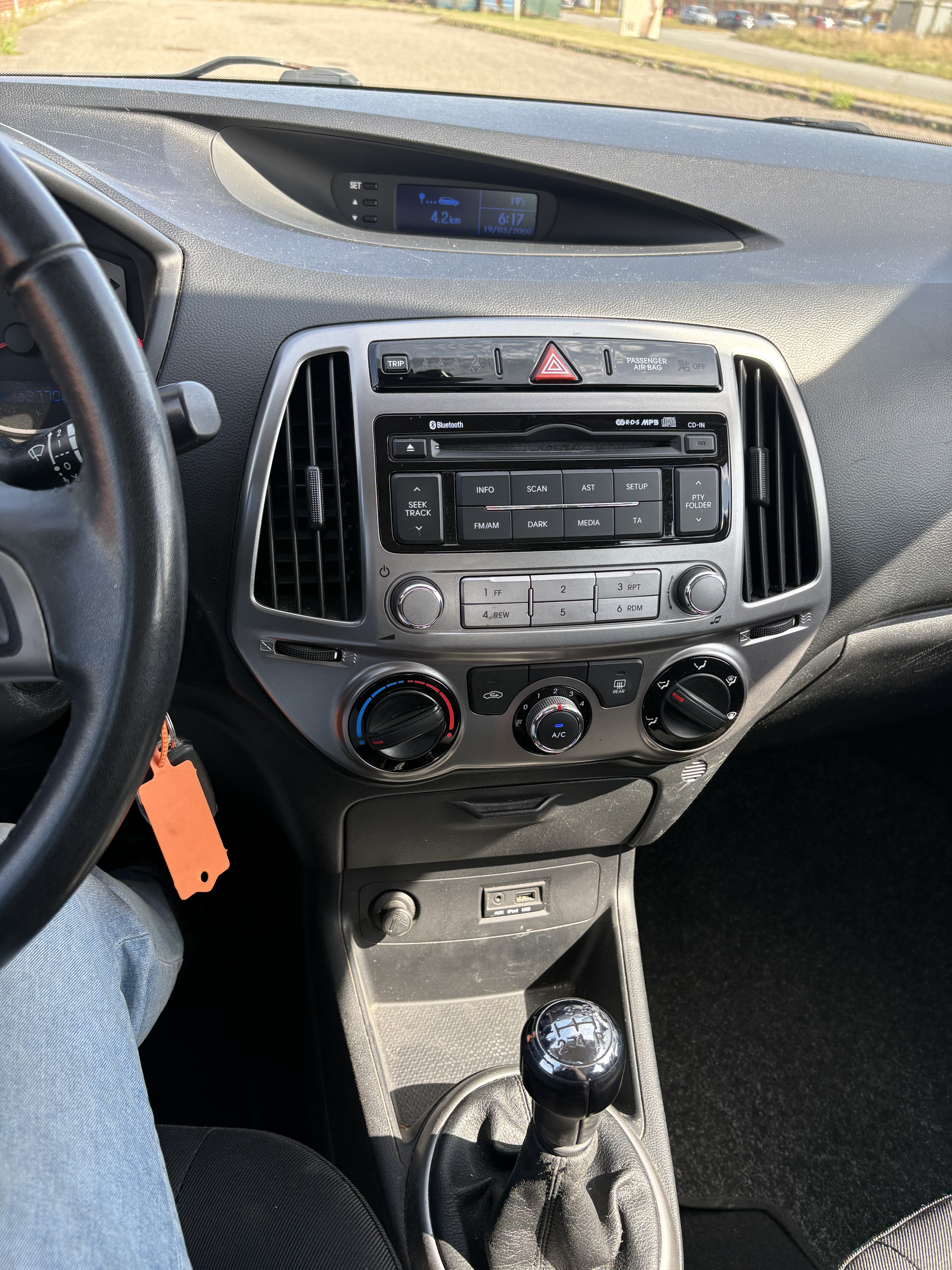 Grå Hyundai i20 fra 2013