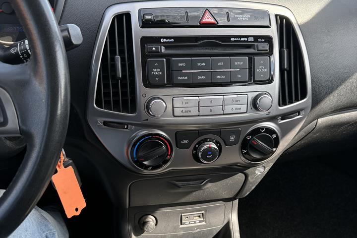 Grå Hyundai i20 fra 2013