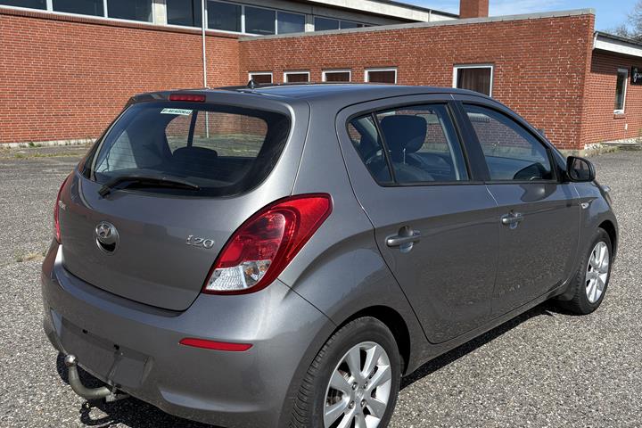 Grå Hyundai i20 fra 2013