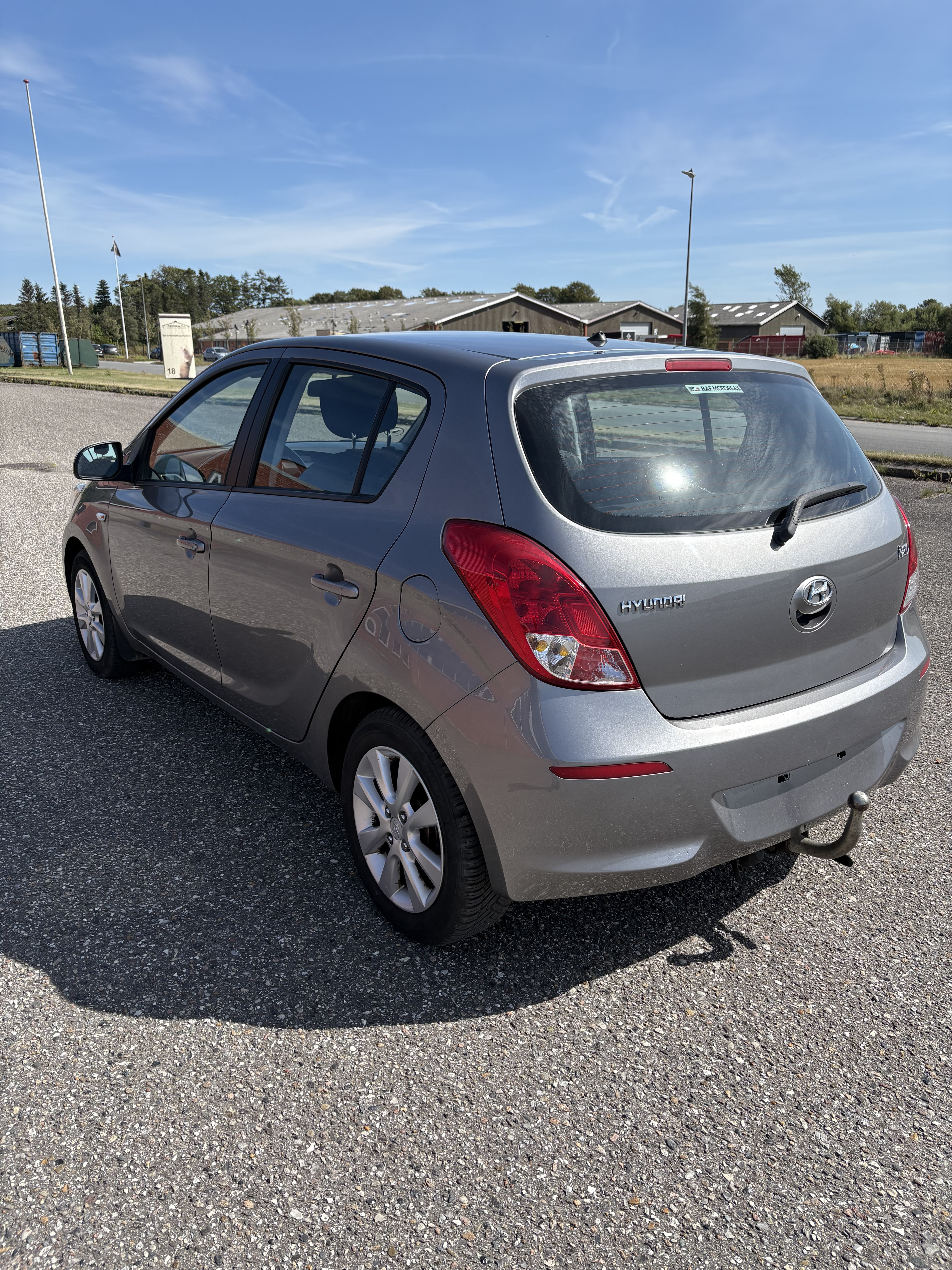 Grå Hyundai i20 fra 2013